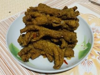 24、酸辣卤鸡爪,捞出鸡爪。