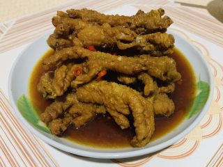 25、酸辣卤鸡爪,倒入酱料。