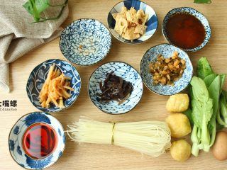 2、正宗柳州螺蛳粉丨大嘴螺,打开外包装,有股又香又“臭”的气味在房间中弥漫,要数什么最甚,那么酸笋包首当其冲,其香而不腐,闻之健脾开胃,食之味美绝伦,再加上透亮的红油,