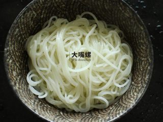 6、正宗柳州螺蛳粉丨大嘴螺,将粉滤出放入“盆”内,这里需要用到滤网,其主要目的是为了过滤掉水中的米浆,属于正常现象,可放心食用的哈