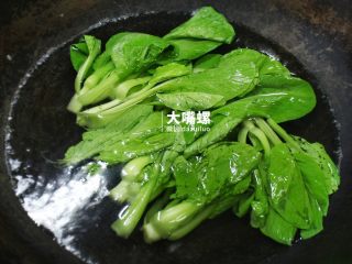 7、正宗柳州螺蛳粉丨大嘴螺,重新烧一锅水,放入各类你喜欢的青菜,稍微煮一会儿熟了就可以捞出来备用(这里推荐空心菜、生菜和上海青)