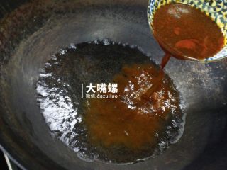 10、正宗柳州螺蛳粉丨大嘴螺,烧少许水,放入卤水包和酸醋包共同煮制,煮开即可,这家伙集成了所有精华,不要问我为什么不自己按法子来熬螺蛳卤水,自己做还真难有这味(不喜欢吃酸