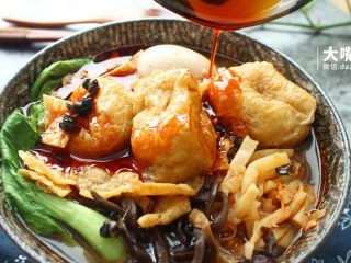 13、正宗柳州螺蛳粉丨大嘴螺,最后一步淋上红油,瞬间高逼格有木有,此款红油香醇无比,喜欢吃辣的亲们千万不要错过啦