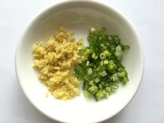 2、红油抄手,葱花和姜末