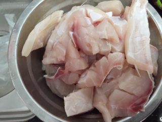 1、砂锅紫苏脆鲩鱼,买了脆肉鲩鱼可以顺便叫档主把脆肉鲩鱼切成厚一点的鱼片