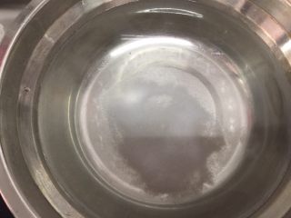 2、砂锅紫苏脆鲩鱼,洗干净沥干水后,准备一盆水,能没过鱼肉就行,放入6g盐,搅拌至融化