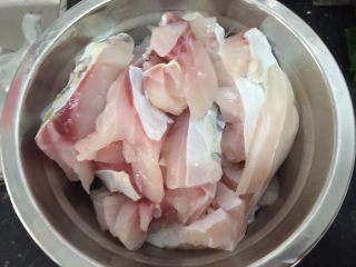 4、砂锅紫苏脆鲩鱼,捞起,沥干水,不需要用水清洗盐水了。