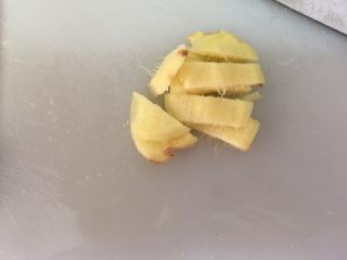 5、砂锅紫苏脆鲩鱼,姜一半切成小段(爆香用),一半切丝(腌制鱼用钱)。