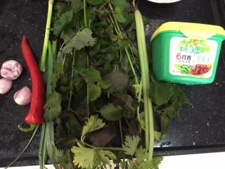 7、砂锅紫苏脆鲩鱼,准备配料