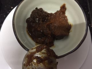 11、砂锅紫苏脆鲩鱼,准备酱料,用一小碗准备好豆瓣酱