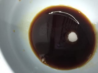 13、砂锅紫苏脆鲩鱼,放入砂糖,搅拌均匀