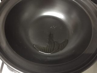 16、砂锅紫苏脆鲩鱼,砂锅,热锅冷油(锅热后放入油)