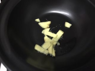 17、砂锅紫苏脆鲩鱼,放入姜片爆香