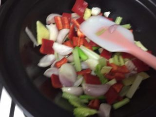 19、砂锅紫苏脆鲩鱼,放入芹菜和红尖椒,快速翻炒一下