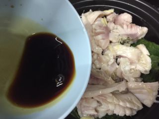 22、砂锅紫苏脆鲩鱼,均匀倒入酱料