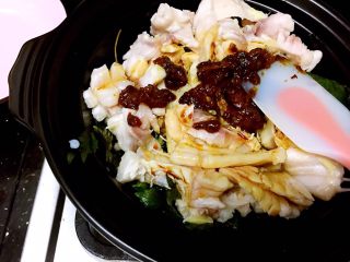 23、砂锅紫苏脆鲩鱼,放入豆瓣酱,抹均匀,盖上锅盖,大火焖煮2分钟