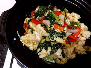 24、砂锅紫苏脆鲩鱼,2分钟后翻炒一下,盖锅盖继续焖煮2分钟