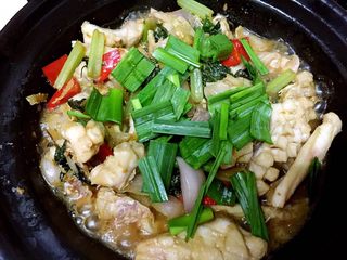 25、砂锅紫苏脆鲩鱼,时间到,放入蒜苗叶,撒上料酒,盖锅盖,大火继续焖煮1分钟收汁。