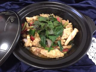 26、砂锅紫苏脆鲩鱼,把紫苏叶放上去装饰一下