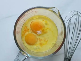 1、可可蛋糕卷,把蛋黄与蛋清分离