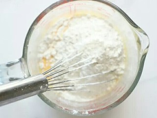 3、可可蛋糕卷,筛入低粉搅拌。