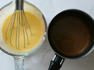 4、可可蛋糕卷,搅拌均匀后取60g左右，加入5g可可粉，制作成可可粉面糊，「不加可可粉这一步可省略」。