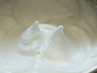 5、可可蛋糕卷,蛋清分次加入50g白砂糖，滴入柠檬汁打发至小弯角的状态。