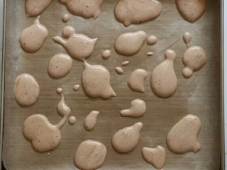 7、可可蛋糕卷,可可面粉量比较少，直接取小部分蛋清快取拌匀即可随意倒入11寸不沾正方形烤盘。为更好脱模也可垫入油布。「不做可可味这一步可省略」。