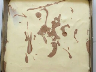 9、可可蛋糕卷,刮匀整平，不用管可可糊形状，自然最美。(PS:其实是为自己弄的太丑丑找借口)