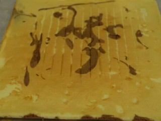 11、可可蛋糕卷,出炉后倒扣，冷却后轻轻撕去油布。「朝上这一面用来裹入奶油。」