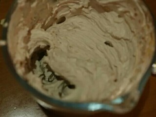 12、可可蛋糕卷,淡奶油加入剩余20g白砂糖和5g可可粉，搅匀后打发。