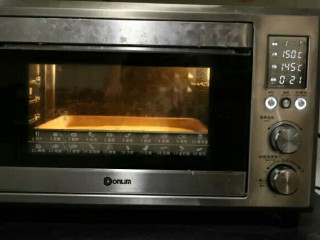 10、可可蛋糕卷,烤箱预热上火150度，下火145度，时间25分钟，预热3分钟，放入中下层烘烤22分钟即可。