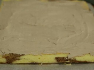 13、可可蛋糕卷,蛋糕片一端斜切一刀，抹上奶油至另一端1cm左右停止。奶油中间高，两端低。「两端不需要抹太满，以免卷时爆出来」