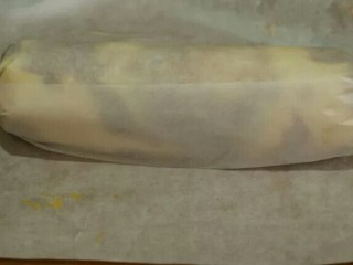 14、可可蛋糕卷,我是徒手卷起的，也可以借住擀面杖卷油纸一端卷起。放入冰箱冷藏2小时左右，比较好切。