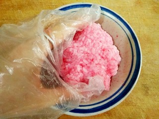 4、多味寿司,戴一次性手套抓拌均匀。