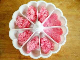 5、多味寿司,分成8等份放进模具中压平。