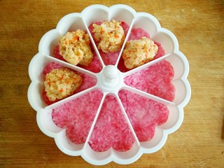 8、多味寿司,分成8等份放进模具中压平在樱花寿司上面。