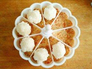 9、多味寿司,最后一份米饭加适量寿司醋，抓拌均匀。寿司醋（材料不易买，可自制。方法：取适量白醋放在碗里，加三分之一白醋量的白糖，放适量食用盐，稍加搅拌后倒入锅里，小火慢熬，出现小泡即可。注意，煮的时候需不断搅拌，不能煮开，置凉后使用）