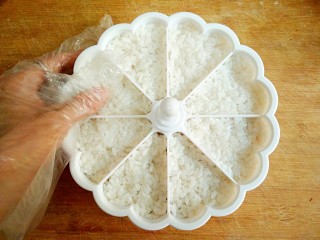 10、多味寿司,分成8等份放进模具中压平在最上面。