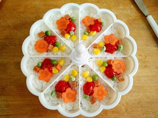 11、多味寿司,表面用青豆、甜玉米粒、火腿碎、鱼子酱和胡萝卜片装饰一下。