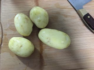 1、地中海茄焗土豆泥,土豆洗净去皮，上锅蒸熟