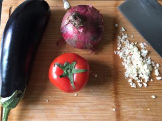 2、地中海茄焗土豆泥,其他材料准备：蒜蓉，番茄切丁，洋葱切粒，茄子切成厚8mm左右的片