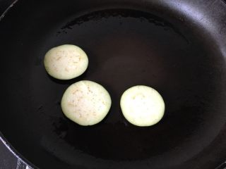 3、地中海茄焗土豆泥,放到油锅里两面煎熟