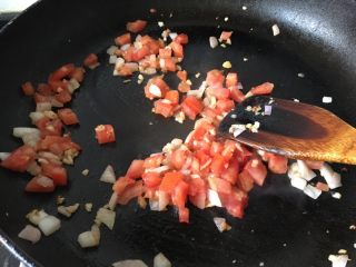4、地中海茄焗土豆泥,准备番茄酱料：蒜茸、洋葱炒香后下番茄，小火炒出汁，备用