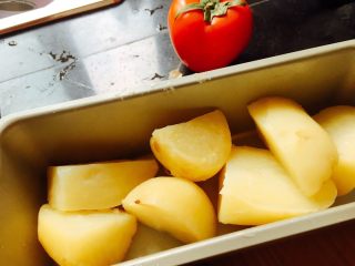 5、地中海茄焗土豆泥,蒸熟的土豆放到烤盘