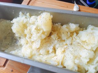 6、地中海茄焗土豆泥,撒入适量的盐、黑胡椒粒