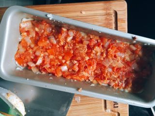 8、地中海茄焗土豆泥,把前面准备好的番茄酱平铺在土豆上