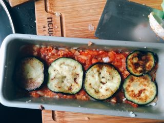 9、地中海茄焗土豆泥,铺上煎好的茄子