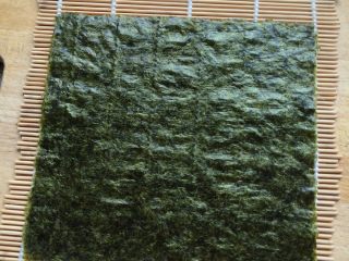 2、鱼子酱寿司,放好寿司海苔