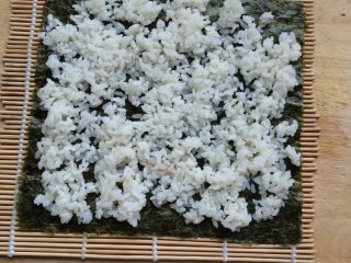 3、鱼子酱寿司,铺上米饭